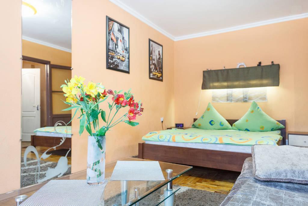 Apartment On Sobornyi Avenue 143 Near Intourist Hotel Zaporizhia Buitenkant foto